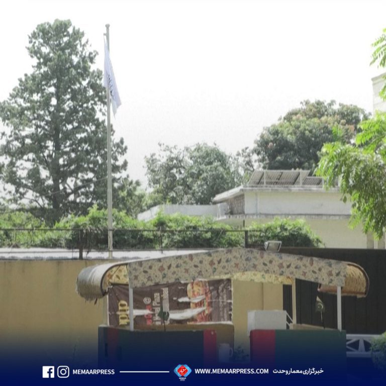 په پاکستان کې د افغانستان پر سفارت د طالبانو بیرغ پورته کول