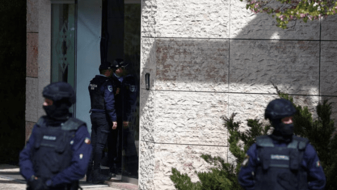 حمله به مرکز مسلمانان در پرتغال؛ مهاجم شهروند افغانستان است - پولیس پرتغال اعلام کرده است که در حمله با چاقو به مرکز مسلمانان اسماعیلیه در لیسبون این کشور دو نفر کشته و چندین نفر زخمی شده‌اند.