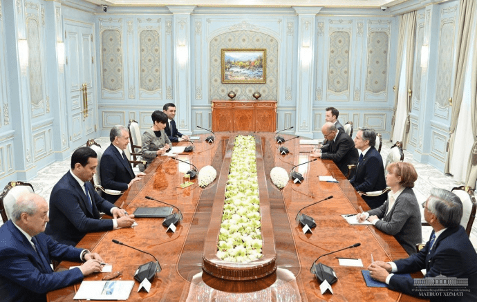 گفتگوی رییس جمهور اوزبکستان با وزیر خارجه امریکا در مورد افغانستان  - این دیدار در تاشکند پایتخت اوزبکستان انجام شده و در آن، دو طرف در مورد روابط دوجانبه و همکاری‌های منطقه‌ای نیز بحث کرده‌اند.