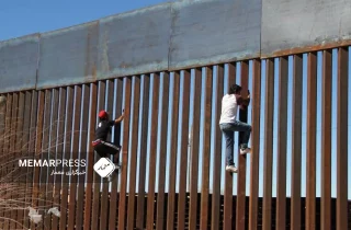 لس‌آنجلس تایمز: بند ماند پناهجویان افغانستانی بدر پشت دیوار سرحدی بین امریکا و مکسیکو