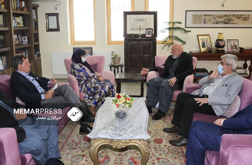 د کرزي او د یوناما د مشر ترمنځ لیدنه او بحث او په افغانستان کې د نجونو د تعلیم او کار پر دوام ټینګار