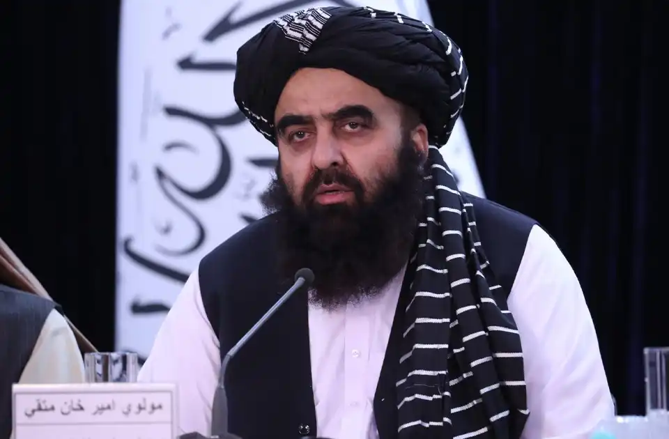 متقي: نړيواله ټولنه دې پر افغانستان لګېدلي بنديزونه لرې کړي