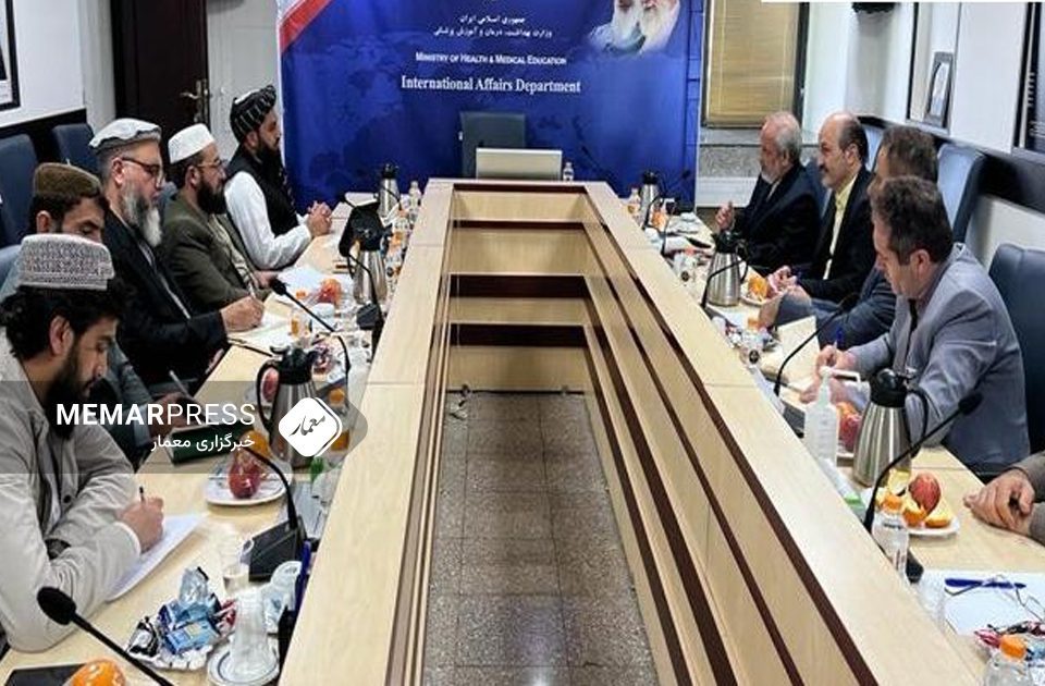 د خوړو او درملو ملي ادارې سرپرست د ایران د عامې روغتیا وزارت له مرستیال او د بین المللي اړیکو له رییس سره وکتل