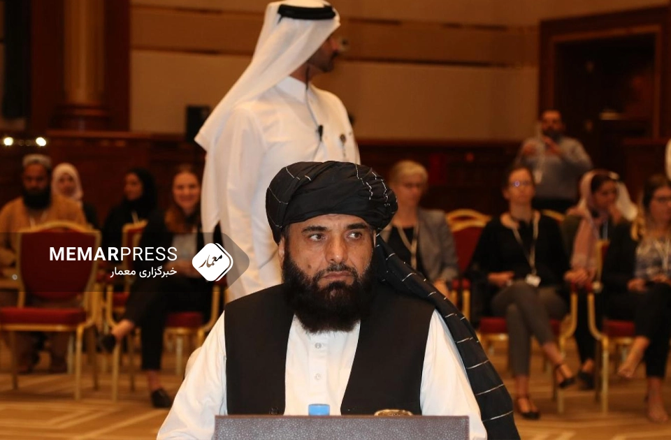 سهیل شاهین د دوحې د غونډې په څنډه کې د بریتانیا او چین له استازو سره وکتل