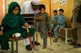 صلیب سرخ: تاکنون ۶۴۰ کودک در افغانستان بر اثر انفجار ماین و مهمات باقی‌مانده کشته یا زخمی شده‌اند