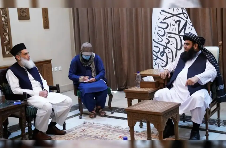مولوي عبدالکبیر د پاکستان له سفیر سره په کتنه کې؛ د افغانستان حکومت له خپلو ټولو ګاونډیانو سره ښې اړیکې غواړي