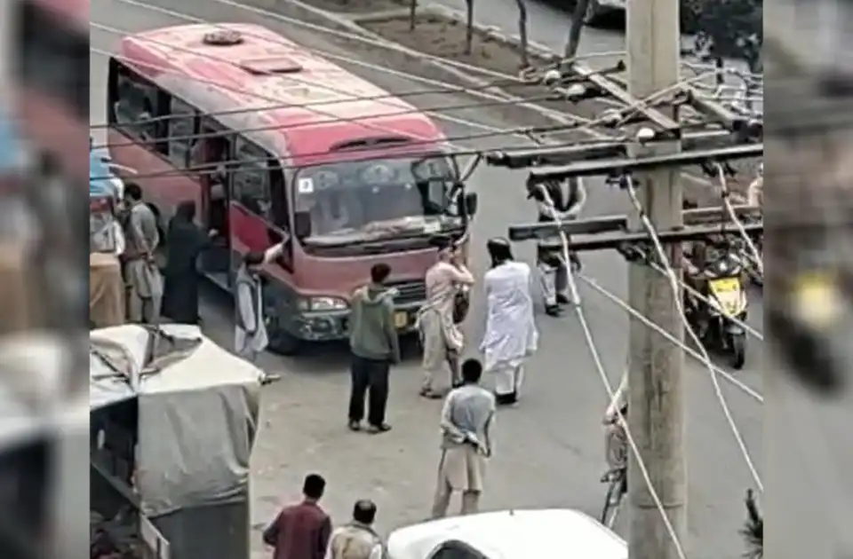 سیلی زدن مامور امر به معروف طالبان به راننده‌ یک بَس به بخاطر پوشش مسافران زن