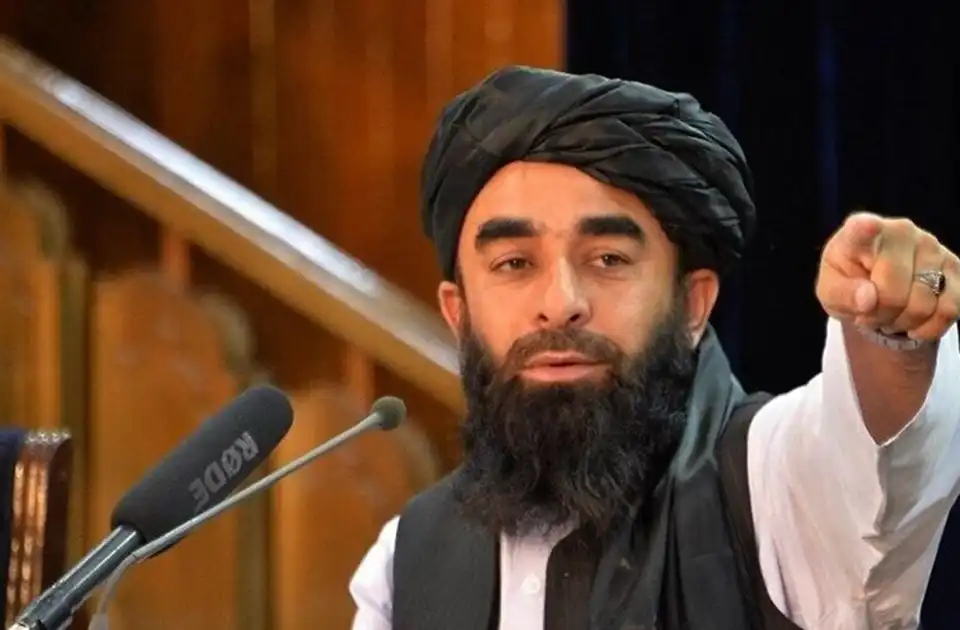 مجاهد: عدم تمدید سفر مقام‌های حاکمیت افغانستان، مانع برقراری ارتباطات کابل با جامعه جهانی شده است