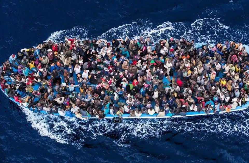 گم شدن کشتی حامل ۵۰۰ پناهجو در آب‌های مدیترانه