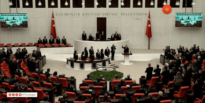سوگند اردوغان به عنوان رئیس‌ جمهور ترکیه، با حضور ۲۱ رئیس جمهور و ۱۳ نخست‌وزیر - رجب طیب اردوغان، بعدازظهر امروز (شنبه) 5 ژوئن، در پارلمان ترکیه به عنوان رئیس‌جمهور این کشور سوگند یاد کرد.