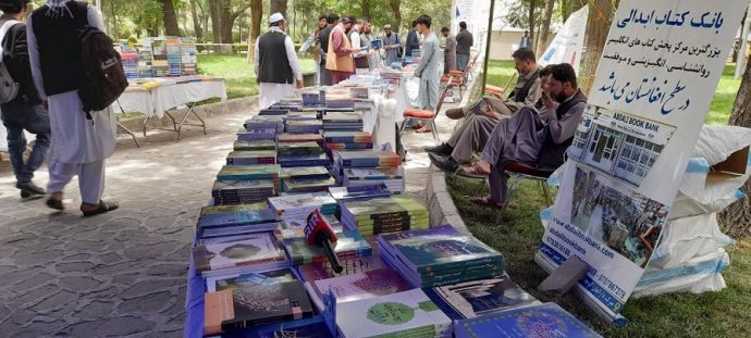 برگزاری نمایشگاه کتاب در کابل؛ کتابفروشان: بازار فروش کتاب افت کرده است - وزارت اطلاعات و فرهنگ حکومت طالبان با همکاری ناشران و کتاب‌فروشان به مناسبت هفته کتاب نمایشگاه هفت‌روزه کتاب را در کابل برگزار کرد.