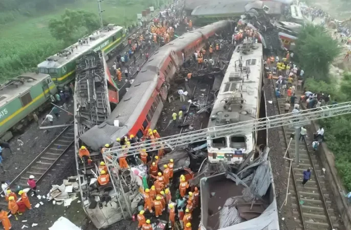برخورد دو قطار در هند 300 کشته و بیش از 900 زخمی بر جای گذاشت