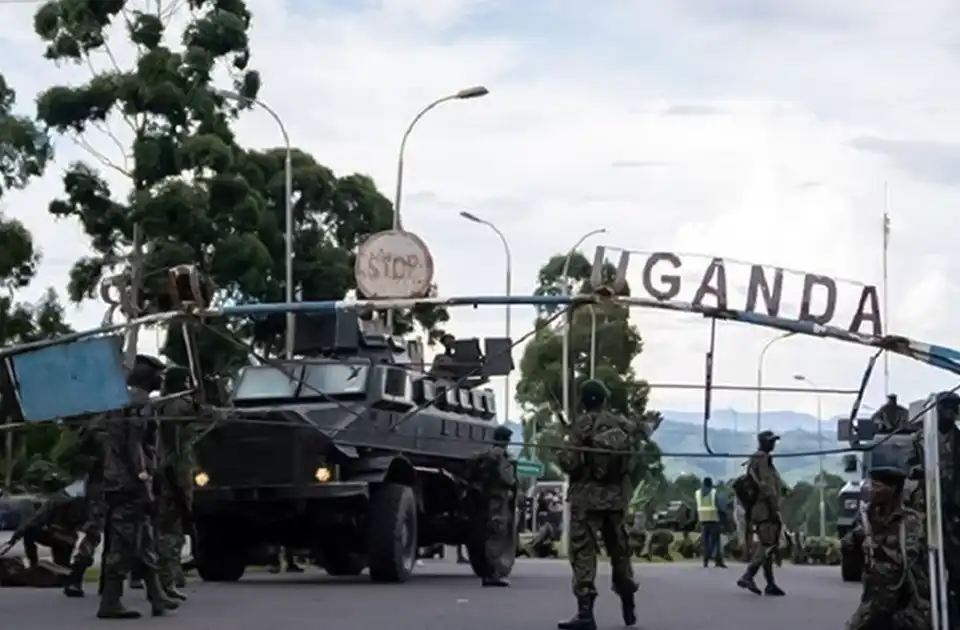 په یوګانډا کې پر یوه ښوونځي په برید کې لږ تر لږه ۲۵ زده کوونکي وژل شوي دي