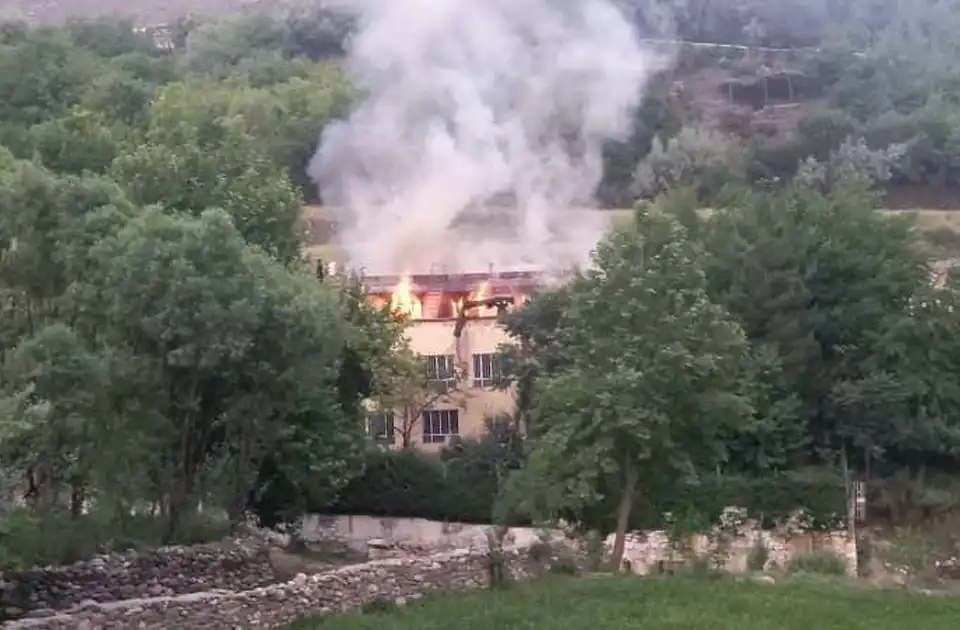 په پنجشیر ولایت کې د ظاهر اغبر په کور کې اور لګېدلی