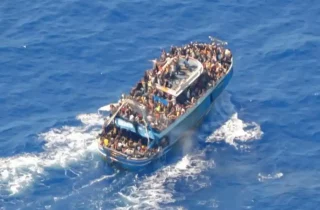 گزارش نیویورک تایمز: ۷۰۰ سرنشین مفقود قایق واژگون شده در یونان، احتمالا غرق شده‌اند