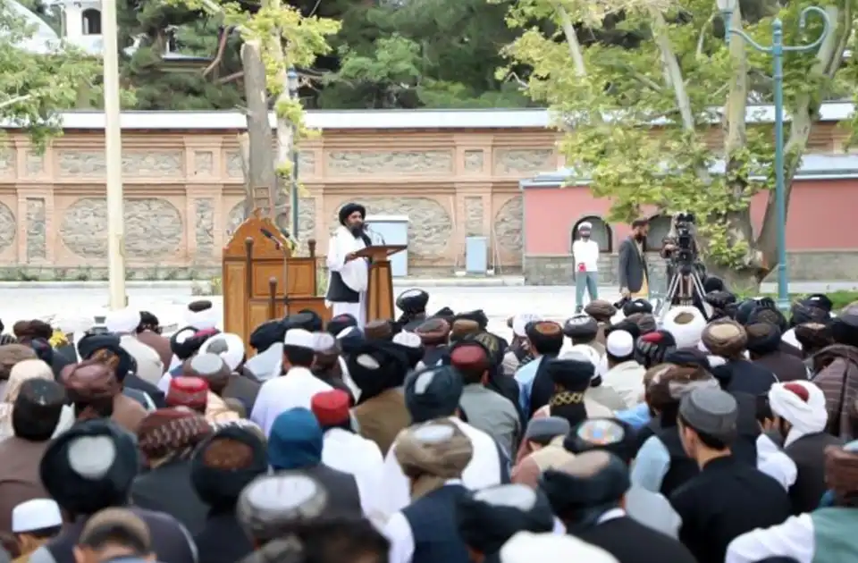 ملا برادر: خارجیها سعی میکنند مردم را به ترک کشور تشویق کنند