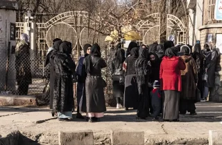 دانشجویان دختر فارغ التحصیل برای دریافت اسناد تحصیلی اجازه ورود به دانشگاه را نمی دهد