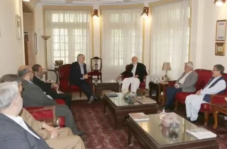 کرزی در دیدار با سفیر ایران در کابل: بر اهمیت افزایش همکاری‌های اقتصادی تأکید کرد