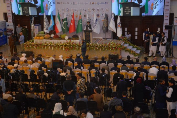 دومین نمایشگاه بین‌المللی «امام ابوحنیفه» در کابل برگزار شد - مسئولان اتاق تجارت و سرمایه‌گذاری با همکاری وزارت صنعت و تجارت و سایر وزارت‌خانه‌های سکتوری، اتاق‌های صنعت و معادن و زنان دومین نمایشگاه ملی و بین‌المللی را در کابل برگزار کرند.