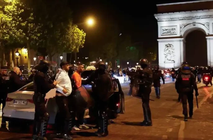 وزارت داخله فرانسه از بازداشت بیش از ۷۰۰ نفر در ادامه اعتراضات خبر داد