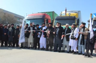 یک بمبگذار انتحاری یک واسطه نقلیه حامل نیروهای امنیتی پاکستان را در منطقه حیات‌آباد پیشاور هدف قرار داده است. براساس گزارش‌ها، در انفجار روز سه‌شنبه (۲۷ سرطان) دو مامور امنیتی کشته و هشت نفر زخمی شدند. گزارش شده که زخمیان این انفجار به بیمارستانی در همین منطقه منتقل شده‌اند. مقام‌های امنیتی به رسانه‌ها گفته‌اند که هدف فرد بمبگذار موتر حامل نیروهای امنیتی بود. در تصاویری که از این انفجار پخش شده، دیده می‌شود که یک موتر نیروهای امنیتی به طور کامل تخریب شده و یک موتر دیگر به صورت جزئی آسیب دیده است. مسئولیت این بمبگذاری را هنوز هیچ گروهی برعهده نگرفته است.