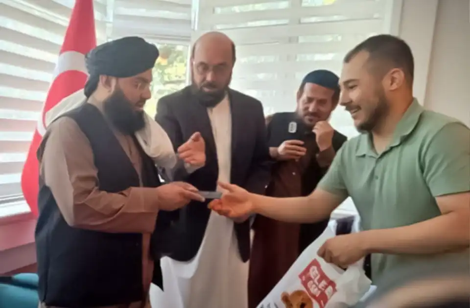 د سرپرست حکومت د بهرنیو چارو وزارت په ترکیه کې افغان ماشومانو ته د پاسپورټونو د وېش بهیر پیل اعلان کړ