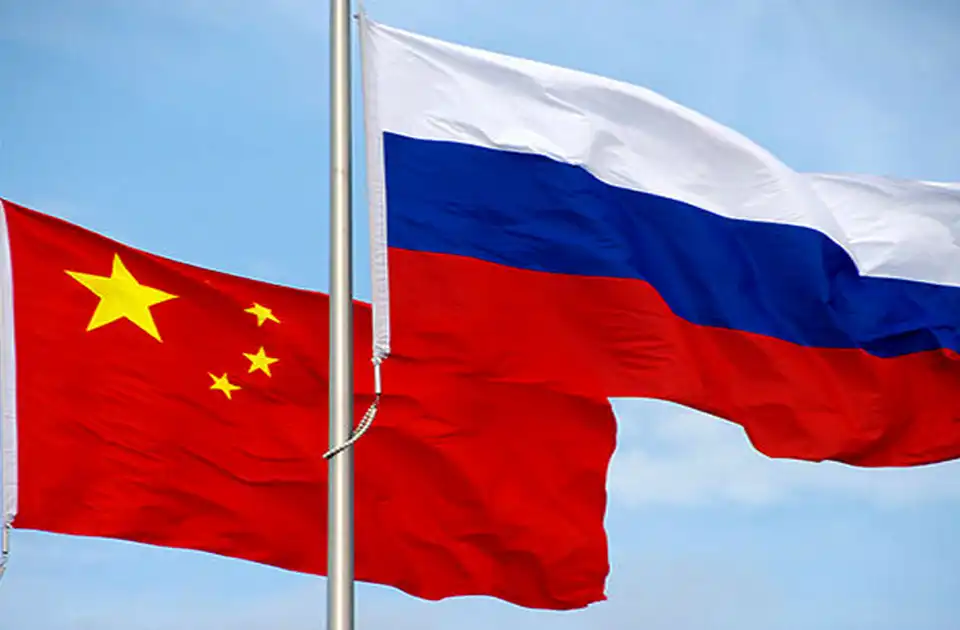 وزارت دفاع چین اعلام کرد که به زودی روسیه در مانور مشترک دو کشور در دریای جاپان شرکت می‌کند؛ پکن زمان دقیق آن را اعلام نکرده است.