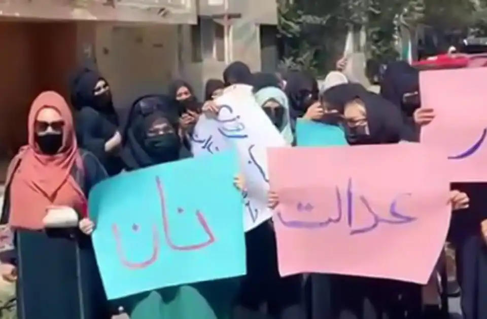 زنان معترض در کابل با شعار «نان، کار، عدالت» دست به اعتراض زدند