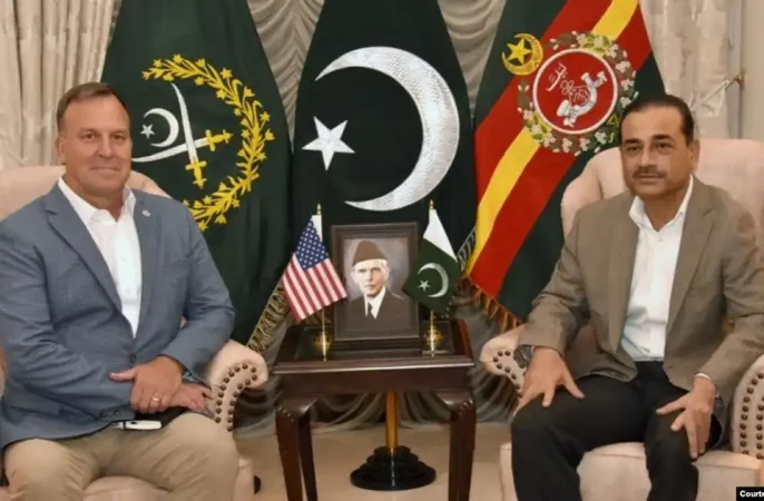 دیدار و گفتگوی فرمانده سنتکام با رییس ستاد ارتش پاکستان