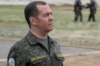 مدودف: آنچه در اوکراین اتفاق می‌افتد،یک رویارویی واقعی بین غرب و بقیه جهان است