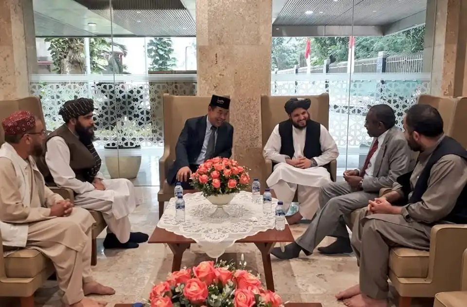 اندونيزيا ته د سرپرست حکومت د پلاوي سفر او د اقتصادي او سياسي اړيکو پر پياوړتيا خبرې وشوې