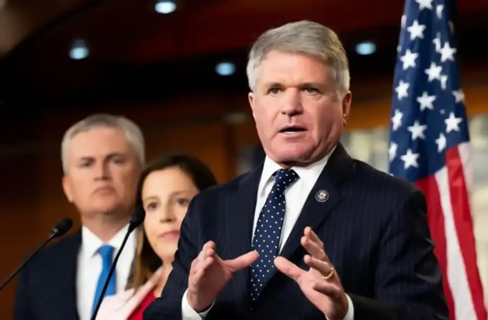 مک کال: افغانستان ته د بهرنیو چارواکو سفر سرپرست حکومت ته مشروعیت ورکوي