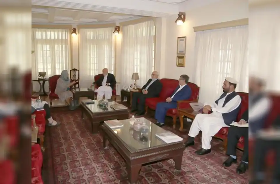 دیدار و گفتگوی کرزی و رزا اوتونبایوا؛ تاکید بر ضروت آموزش دختران و بازگشت زنان به کار