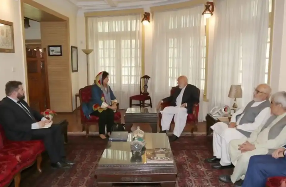 کرزی در دیدار با نماینده اتحادیه اروپا: آموزش دختران برای افغانستان حیاتی است