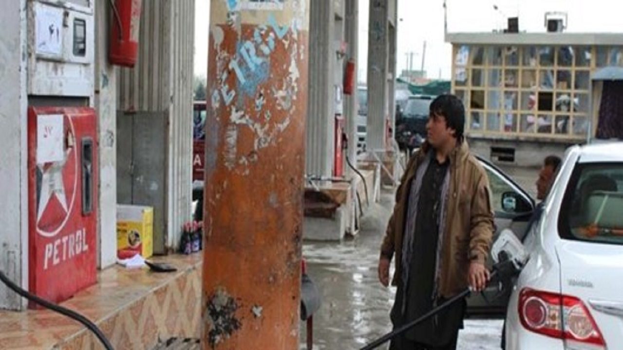 در پی افزایش قیمت تیل درافغانستان مسئولان حکومت سرپرست وعده کاهش قیمت دادند