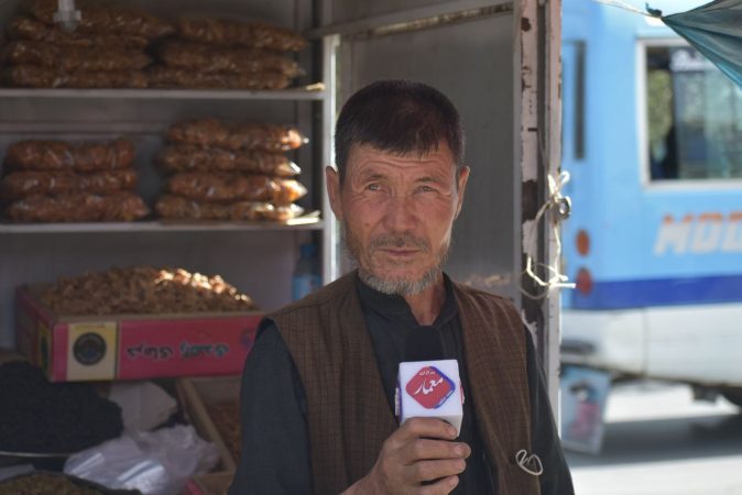 بحران اقتصادی افغانستان؛ شهروندان: «اگر طالبان به رسمیت شناخته شوند فقر و بیکاری کاهش می‌یابد» - شماری از شهروندان در کابل به این باور هستند که اگر حکومت سرپرست اعتماد جهان را جلب کند و کشورهای جهان حکومت را به رسمیت بشناسد فقر اقتصادی و بحران بیکاری کاهش خواهد یافت.