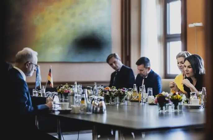 وزیر خارجه آلمان در دیدار با ریچارد بنت : ما به دفاع از حقوق بشر مردم افغانستان ادامه میدهم