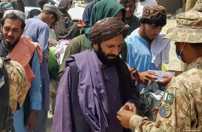 حکومت کابل: پلیس پاکستان همچنان به بد رفتاری و اخاذی از پناهجویان افغانستانی ادامه می‌دهد