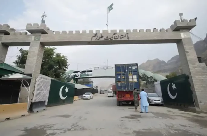 بازگشایی گذرگاه تورخم پس از پایان تنش لفظی مرزبانان پاکستان و افغانستان