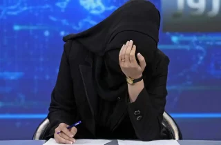 گزارشگران بدون مرز: دستکم ۸۰ درصد از خبرنگاران زن در افغانستان شغل خود را ترک کرده‌اند