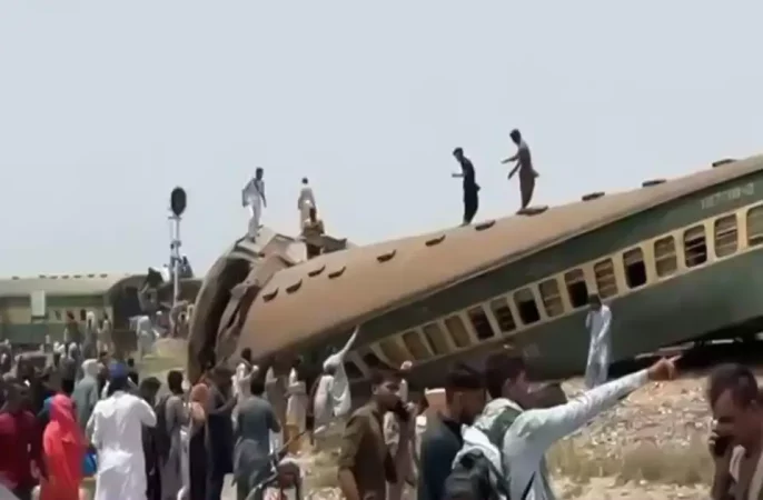 خروج قطار از ریل در پاکستان دستکم ۱۵ کشته برجا گذاشت
