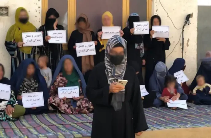 زنان معترض در بلخ خواستار بازگشایی مکاتب و دانشگاه‌ها به‌روی دختران شدند