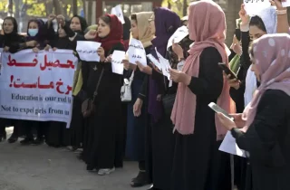 دیدبان حقوق بشر: زنان و دختران افغانستان همچنان به مقاومت ادامه می دهند