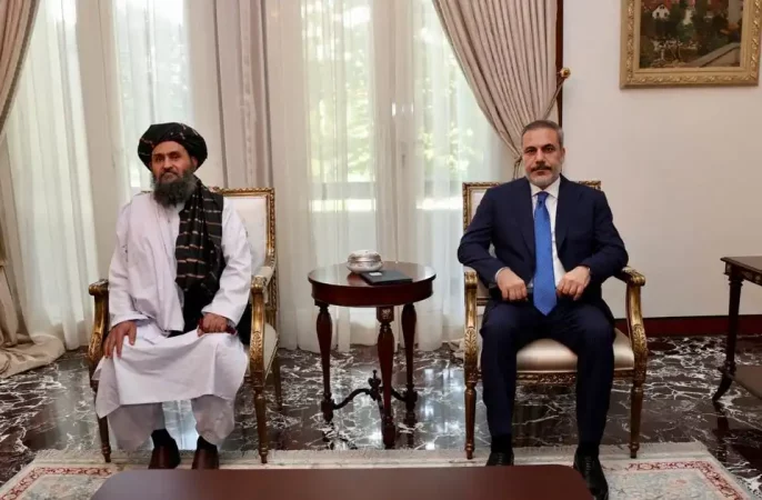 ملا برادر در دیدار با وزیر خارجه ترکیه: تسهیلات لازم برای صدور ویزه برای شهروندان افغانستان فراهم شود