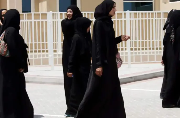 فرانسه پوشیدن چادر و پوشش عربی را برای دختران مسلمان در مکاتب ممنوع می‌کند