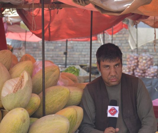 شکایت دست‌فروشان از کسادی بازار فروش میوه در پایتخت: «مردم نان ندارند، میوه را چه کنند» - شماری از دست‌فروشان شهر کابل می‌گویند که بازار میوه‌فروشی در کابل کساد است زیرا به گفته آن‌ها، مردم نانی برای خوردن ندارند و نمی‌توانند میوه بخرند.