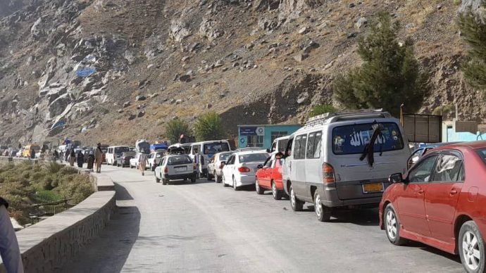 شکایت مسافران در پی مسدود شدن شاهراه کابل–جلال آباد - شاهراه کابل- جلال‌آباد از چندین روز بدین‌سو به روی ترافیک مسدود است، مسافران با شکایت از بسته بودن این شاهراه از حکومت خواستار بازگشایی این شاهراه هستند.