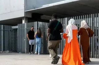 اعتصاب در لیسه موریش اوتریلو پاریس؛ مخالفت با ممنوعیت پوشش اسلامی و کاهش امکانات مدرسه