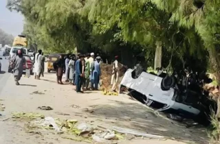 دو کشته و ده زخمی در پی واژگونی موتر مسافربری در لغمان