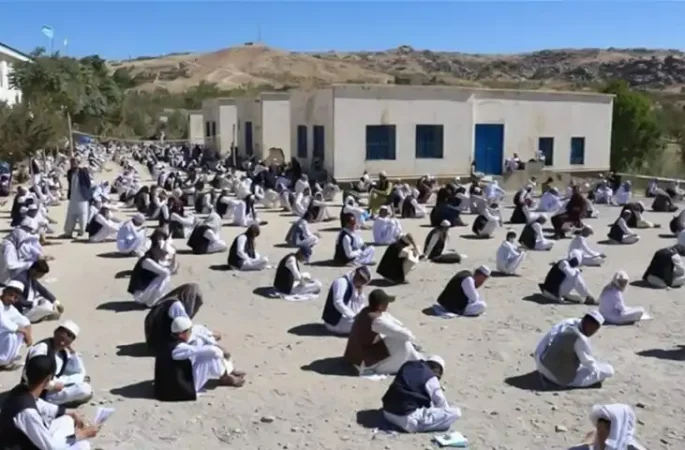 طالبان در دایکندی محدودیت‌های پوششی جدید برای دانش‌آموزان تعیین کرد